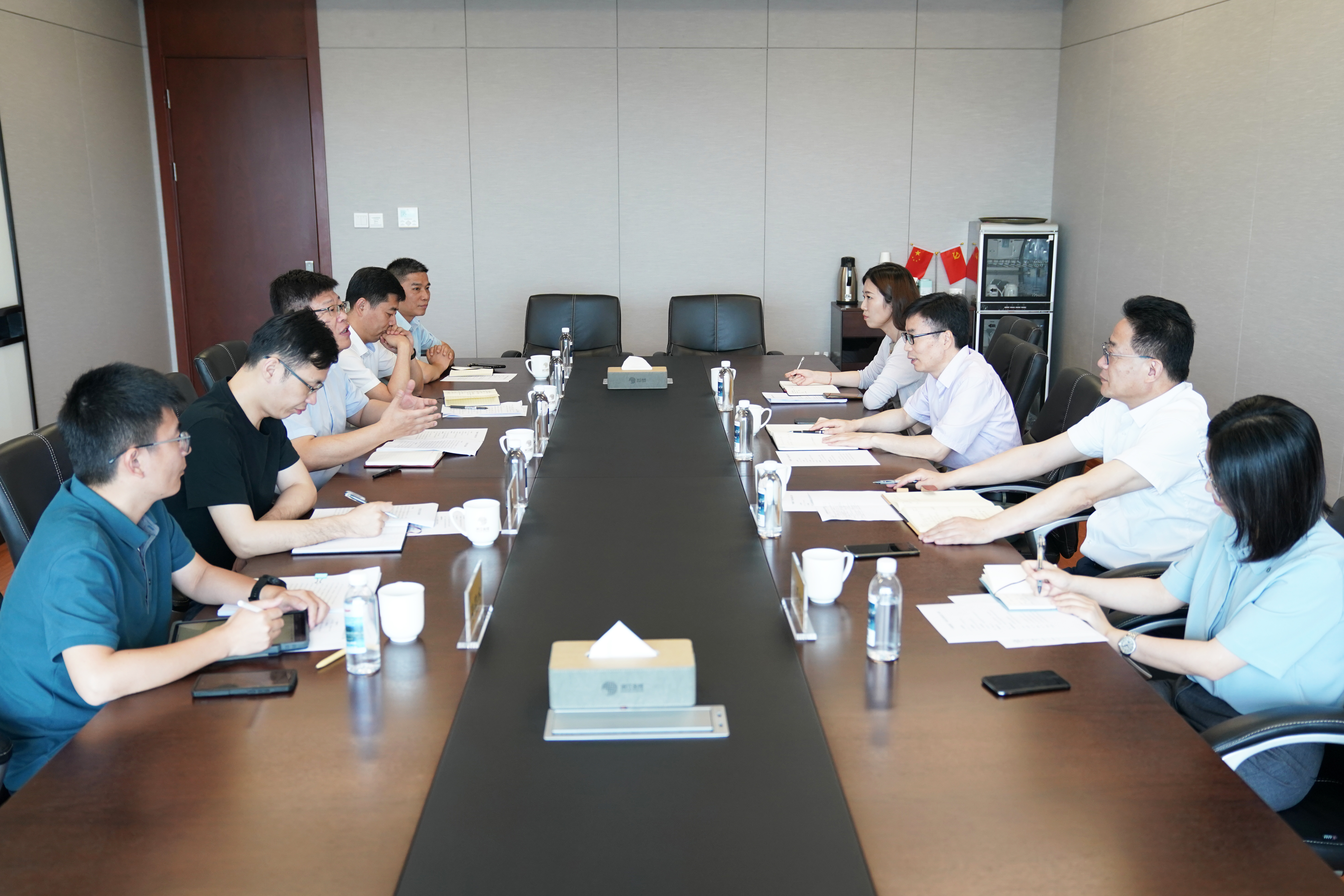 义乌市委常委、副市长杨献一行来浙江金控座谈交流.jpg