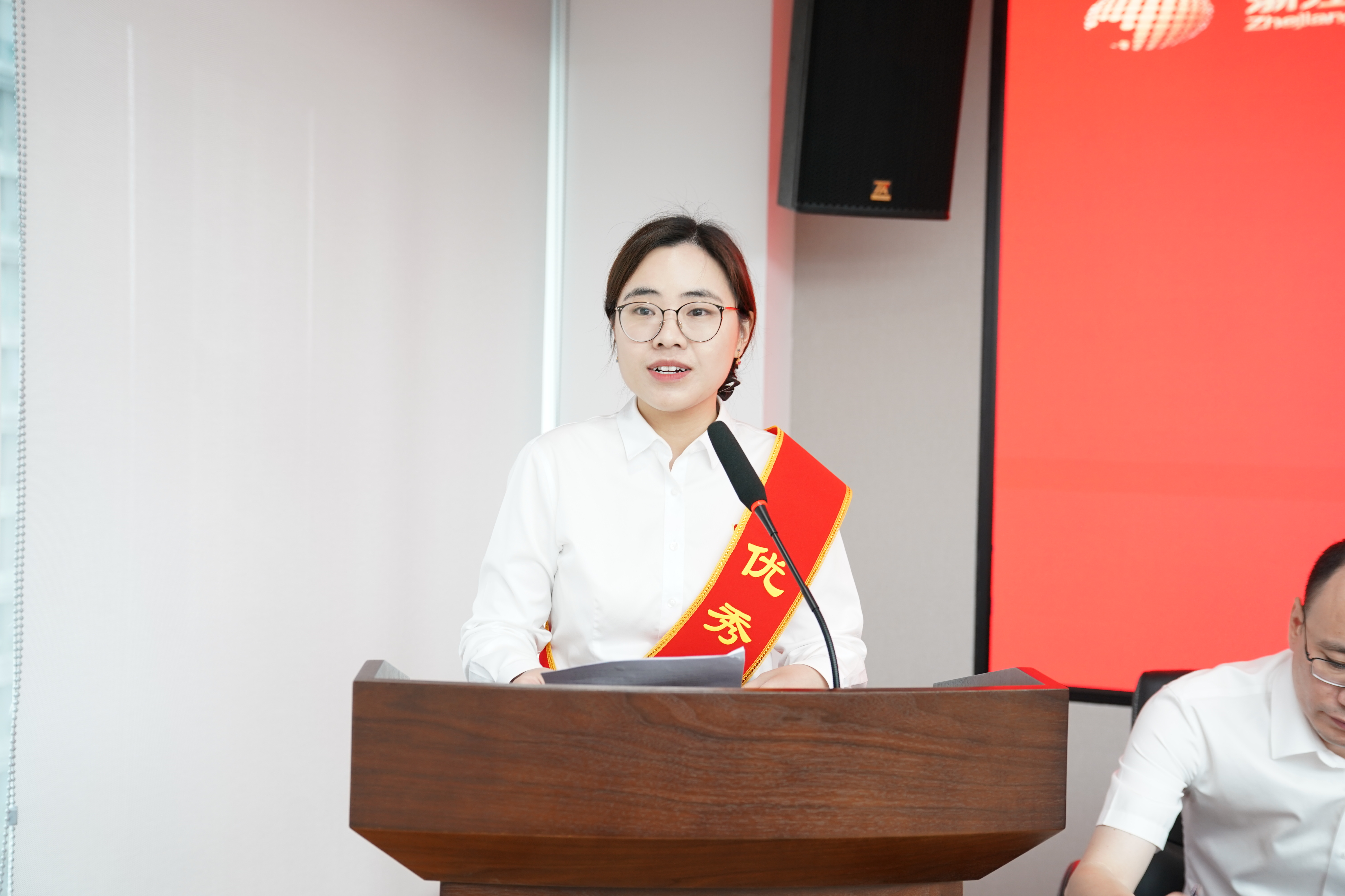 浙江金控召开2022—2023年度“两优一先”表彰大会暨主题教育专题党课5.JPG