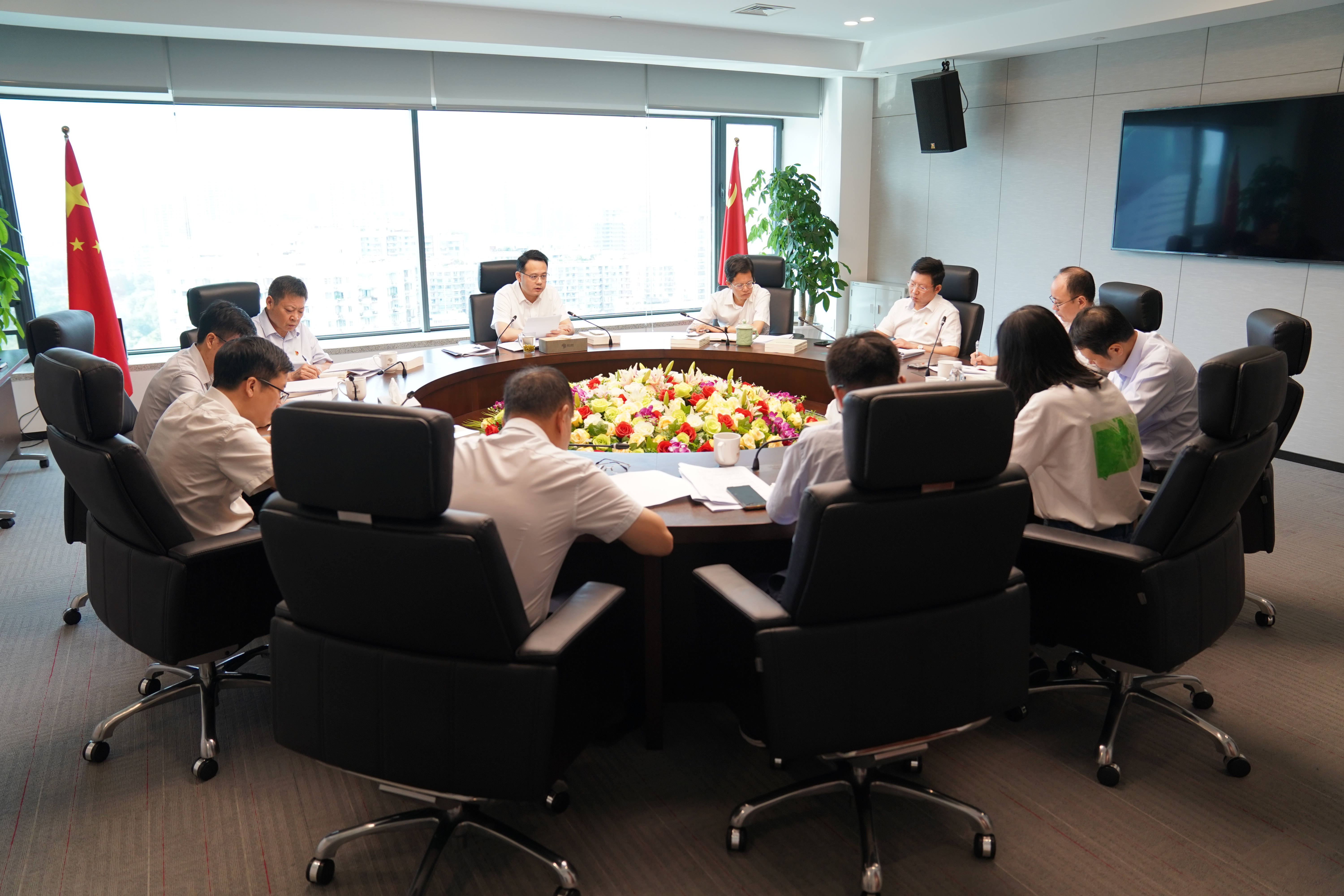 公司党委与驻公司纪检监察组召开全面从严治党半年度会商互通专题会议.jpg