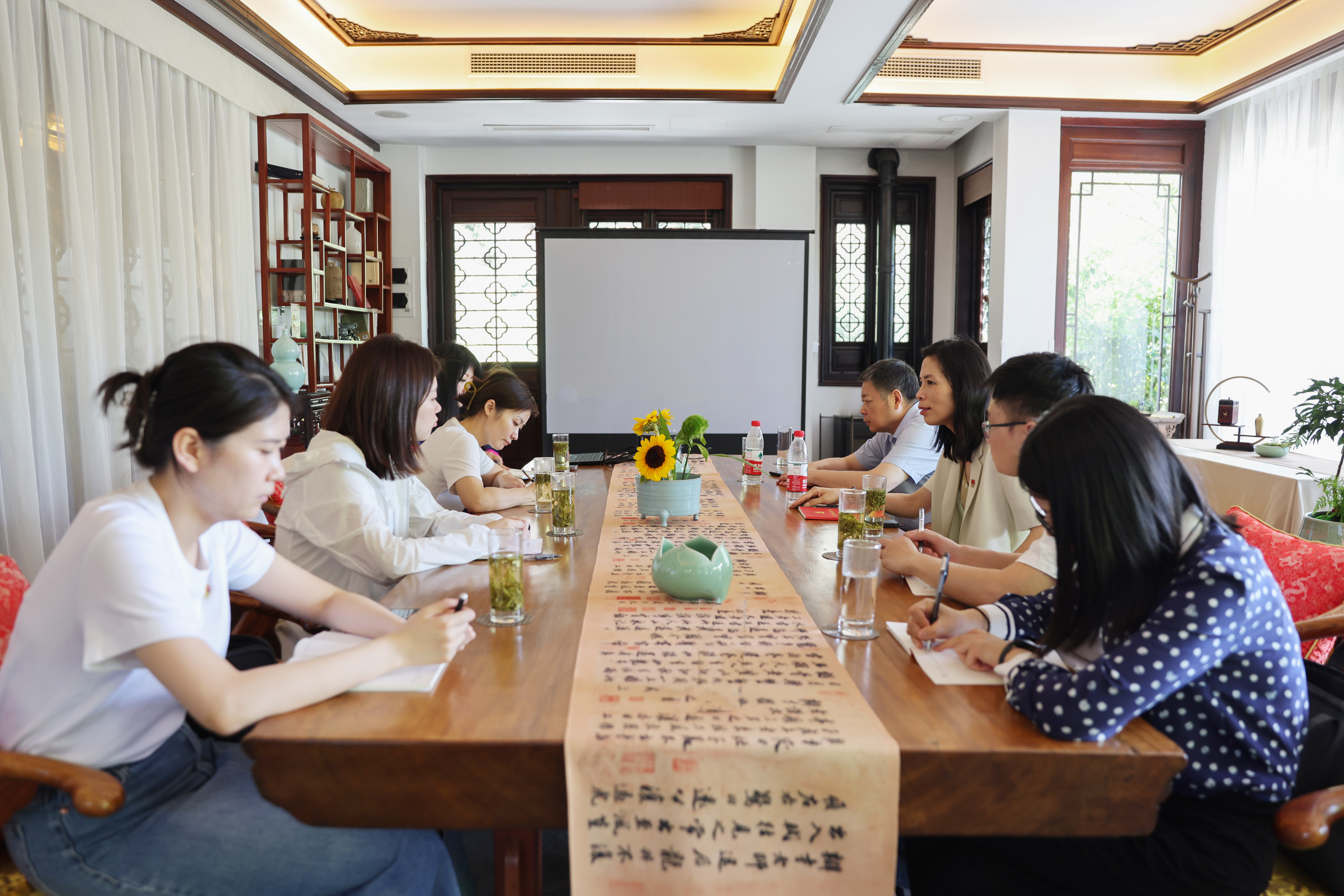 翁文斌在第八党支部宣讲党的二十届三中全会精神2.JPG