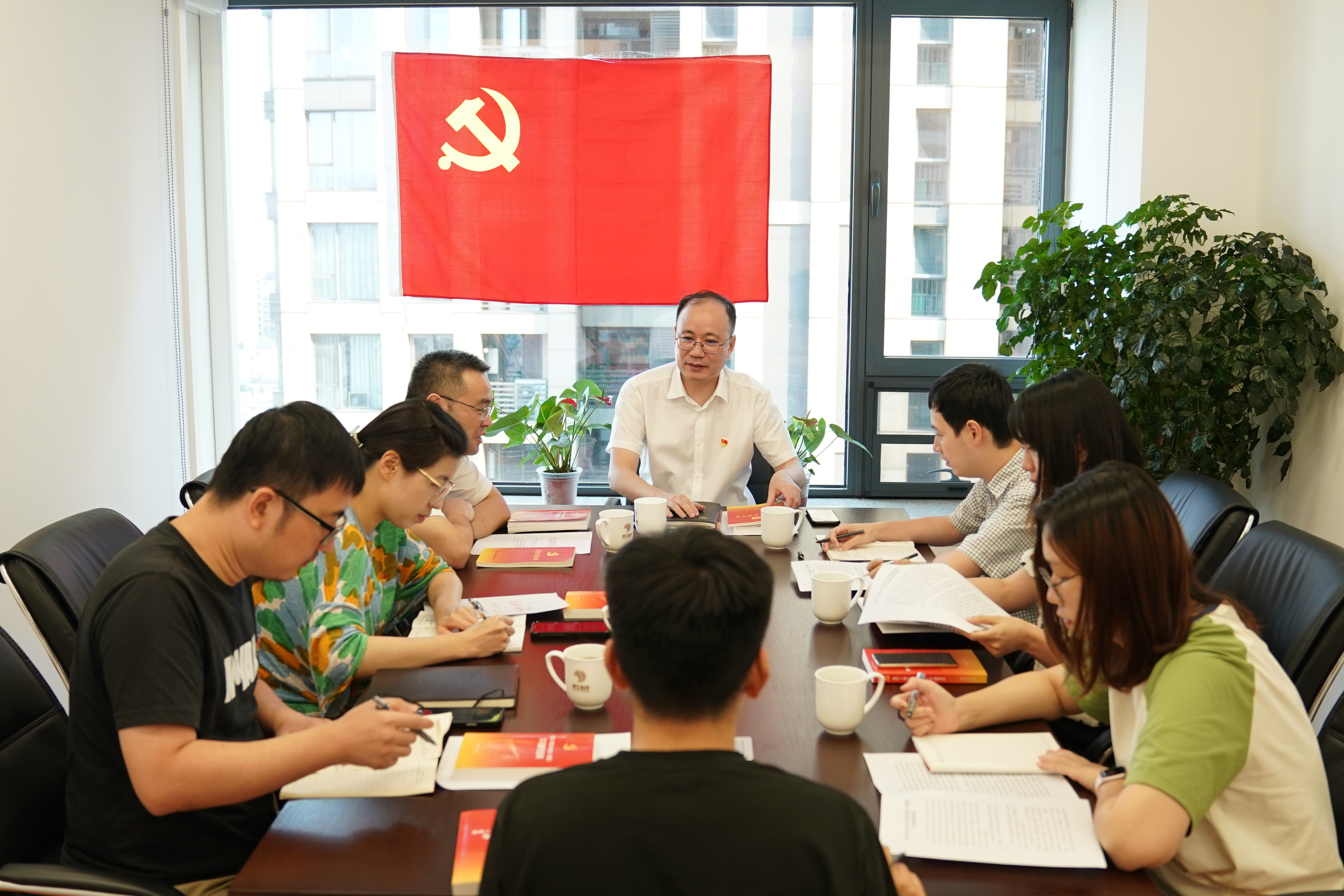侯兴钏在第三党支部宣讲党的二十届三中全会精神.JPG